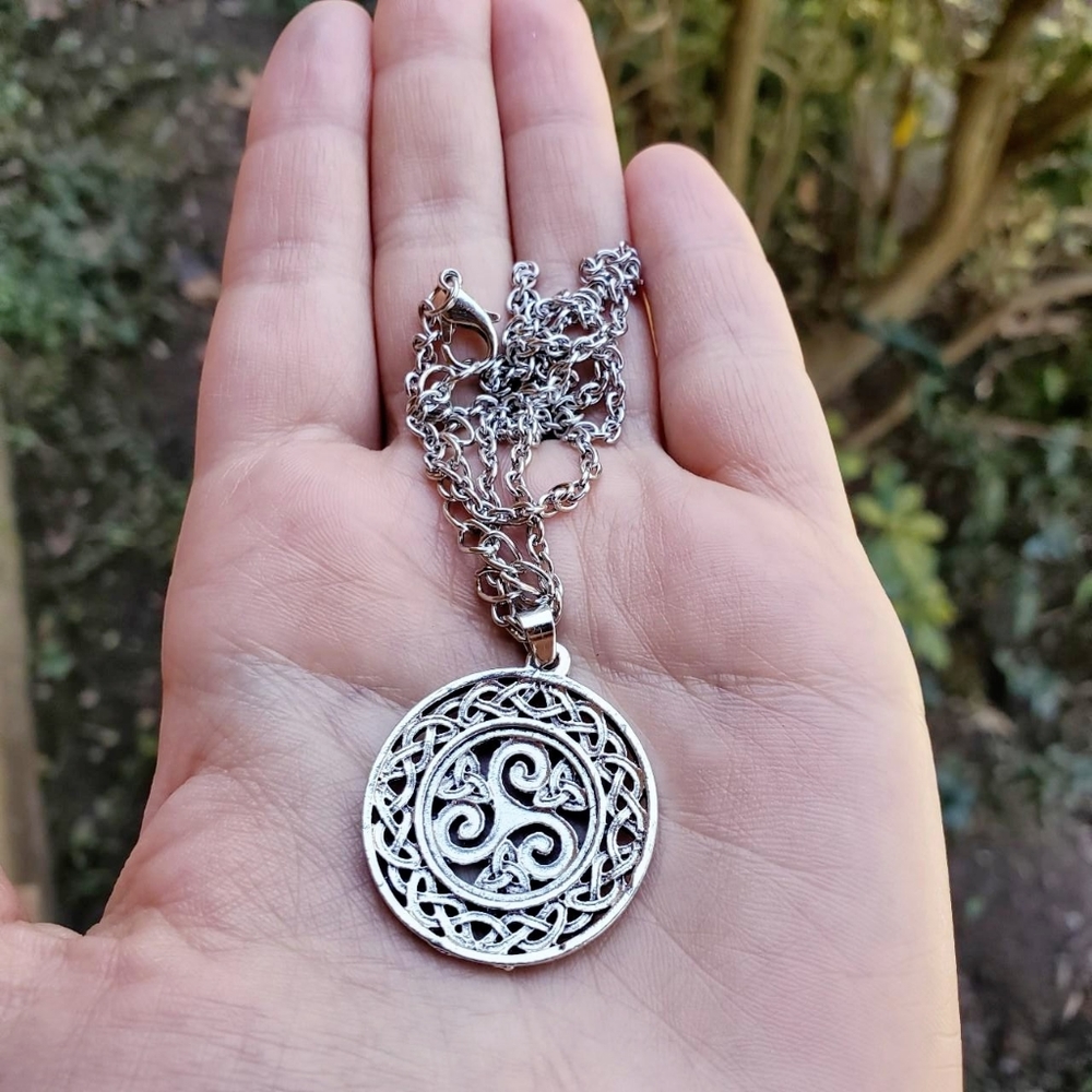 NWOT Silver Celtic Triskele Necklace - Picture 7 of 7